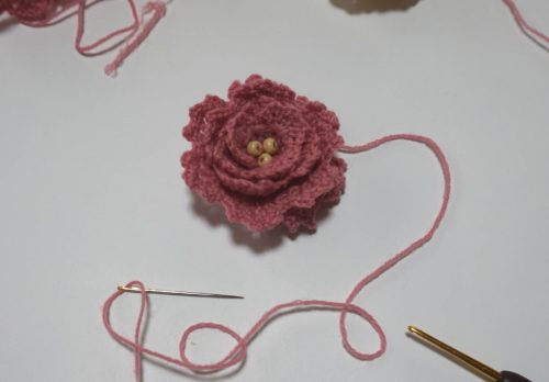 シンプル花のコサージュの無料編み図 ４段編んですぐできる 料理と暮らし